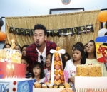 Denny Sumargo Tiup Lilin Bersama Anak Panti Asuhan