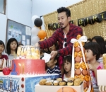 Denny Sumargo Ditemani Anak-Anak Panti di Sesi Potong Kue