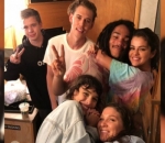 Selena Gomez Dikelilingi oleh Para Sahabat