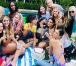 Selena Gomez Ceria Saat Pesta Bareng Para Sahabat