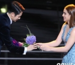 Jung Hae In Terima Penghargaan