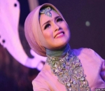 Penamilan Rita Tila saat berhijab juga tak kalah menarik dan semakin terlihat cantik
