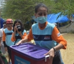 Tak Hanya Berkunjung, Awkarin Juga Ikut Mengangkat Paket Bantuan
