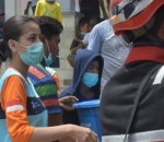 Awkarin Menarik Perhatian Para Pengungsi