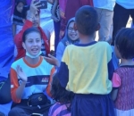 Awkarin Bernyanyi Bersama Anak-Anak