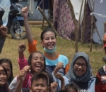Awkarin Mengajak Para Korban untuk Foto Bersama
