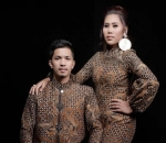 Serasi Banget, Evi Masamba Mesra Rangkul Sang Suami di Foto Prewedding