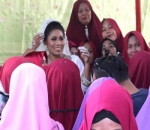 Selesai Acara, Evi Masamba Sempatkan Foto Bareng Ibu-Ibu Pengajian