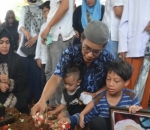 Meski Terlihat Sedih, Anak dan Cucu Titi Qadarsih Berusaha untuk Tegar