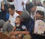 Tabah dan Sabar, Ekspresi Anak dan Cucu Titi Qadarsih Ini Benar-Benar Menyayat Hati