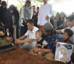 Penuh Khidmat, Bacaan Doa Juga Ditujukan untuk Mendiang Titi Qadarsih