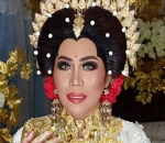 Penampilan memukau Evi Masamba saat menjalani acara resepsi pernikahan
