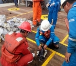 Para Petugas Saat Menemukan Barang Penumpang