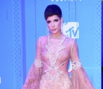 Halsey Tampil Cantik Dengan Gaun Panjang Menerawang