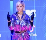 Penampilan Bebe Rexha Swag Banget