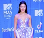 Gaun Metalik Ungu Milik Hailee Steinfeld Sangat Memukau
