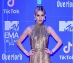 Caroline Daur Gunakan Gaun Emas