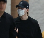 Lee Jong Suk Tidak Bisa Menyembunyikan Sukacitanya Kembali ke Rumah