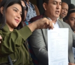 Meldi dan Sang Pengacara Menunjukkan Surat Laporan Mereka ke Polisi