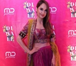 Body Goals Banget, Cinta Laura Pamer Perut Rata Kenakan Pakaian India 