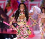 Winnie Harlow  Di Catwalk Fashion Show Victoria's Secret 2018 