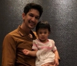Dimas Beck menggendong putri Chelsea Olivia dan Glenn Alinskie