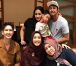 Saat foto bersama, putra Raffi Ahmad dan Nagita Slavina malah tertidur
