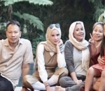 Angel Lelga berfoto bersama keluarga Vicky Prasetyo