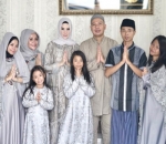 Momen Angel Lelga saat merayakan Idul Fitri bersama keluarga Vicky Prasetyo