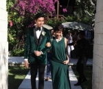 Christian Bautisa Ditemani Sang Ibu Menuju Pengantin Wanita