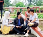 Angel Lelga dan Fiki Alman Tengah Sibuk Mendengarkan Arahan Sutradara