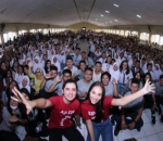 Aliando dan Aurora Ribero Tak Lupa Wefie Bareng Siswa Yang Hadir