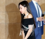 Nayeon Kenakan Gaun Super Mini
