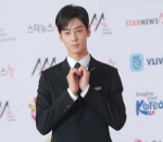Cha Eunwoo Hadir dengan Setelan Jas Hitam