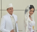 Kompak Mengenakan Busana Pengantin Serba Putih
