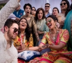 Nick dan Priyanka Memakai Busana Rancangan Desainer Lokal India