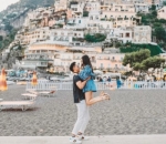 Indra Priawan Mesra Bopong Nikita Willy di Jalanan Kota Positano, Italia