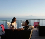 Bertatap Mesra Sambil Menikmati Keindahan Laut Pulau Capri, Italia