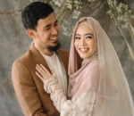 Pose Mesra, Achmad Hulaefi-Lindswell Kwok Pamer Senyum Bahagia di Depan Kamera