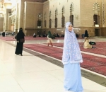  Pasang Senyum Unjuk Gigi, Via Vallen Nampak Bahagia Di Dalam Masjid Nabawi