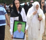 Arumi Bachsin Turut Memegang Foto Almarhum
