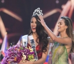 Demi-Leigh Nel-Peters Miss Universe 2017 Memakaikan Mahkota Mikimoto untuk Catrion Gray