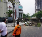 Petugas Telah Memasang Pagar dan Garis Polisi Pembatas di Sekitar Lokasi Jalan Ambles