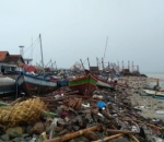 Perahu Nelayan di Pandeglang Terbalik Hingga Hancur