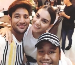 Selfie Manis di Tengah Acara Pembukaan Kafe Keluarga Bara Rusli