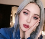 Makeup Monokrom dengan Pemilihan Satu Warna Riasan