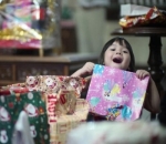 Rayakan Natal, Gempita Girang Banjir Hadiah Dari Keluarga Sang Ayah