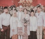 Resmi Menikah, Aura Kasih dan Eryck Amaral Foto Bareng Keluarga