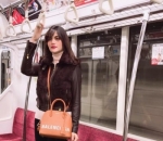 Bak Model, Hilda Vitria Pose Sendiri di Kereta