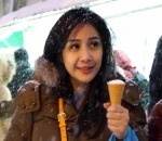 Tampil Simpel dengan Jaket Tebal Saat Nikmati Es Krim di Jepang